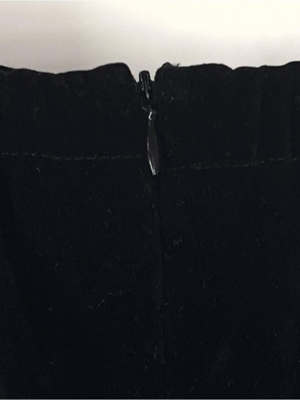 Sleek Black Top — Minimal Everyday Essential - Picture 4 of 6